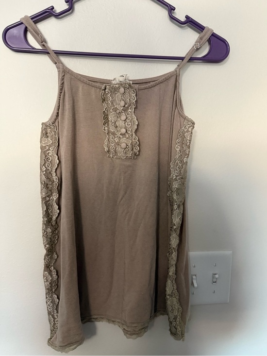 POL Tops - Taupe Lace Trim Tank Top Women’s Medium Boho Button Detail Flowy Cami